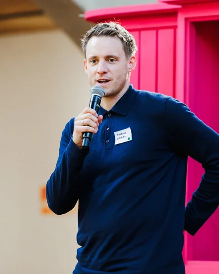 Tobias Siebel spricht mit Mikrofon bei der churchability-Konferenz, Essen, Oktober 2026